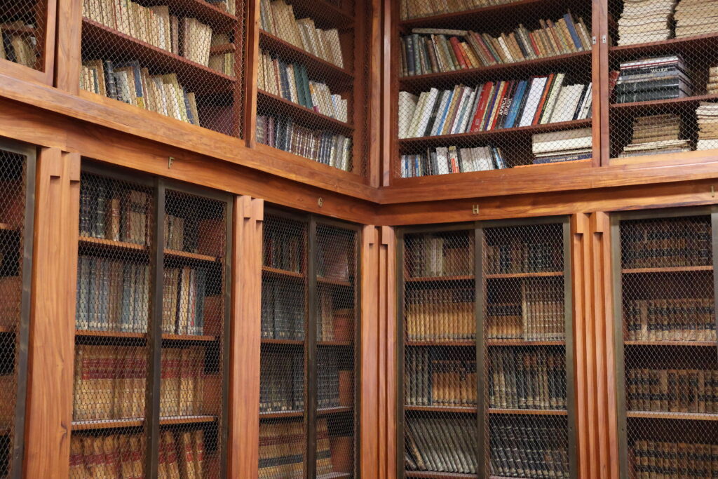 Biblioteca da Sociedade Nacional de Belas-Artes (vista das estantes de livros)